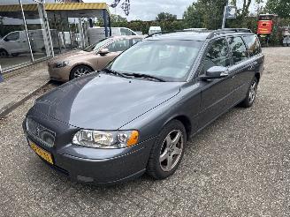 damaged passenger cars Volvo V-70 2.4  Edition 1 2006/8