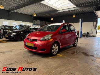 Schadeauto Toyota  1.0-12V Aspiration Red 93.000 NAP! 2010/12