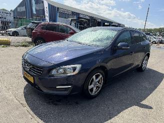 Schadeauto Volvo V-60 1.6 D2 Autom. 84KW Clima Navi Leer Led R-Design 2014/10
