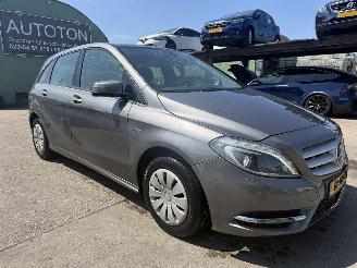 skadebil auto Mercedes B-klasse 180 90KW Clima Navi Led Ambition NAP 2012/3