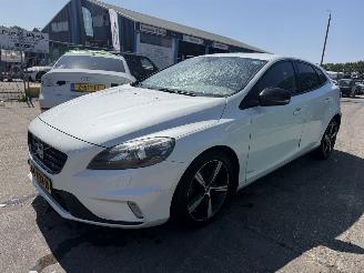 uszkodzony samochody osobowe Volvo V-40 2.0 D2 88KW R-Design Xenon Clima Navi Business NAP 2015/8