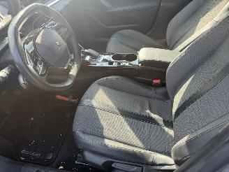 Peugeot e-2008 50 kWh 100KW Allure Pack Clima Navi Led picture 7