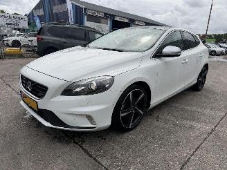 Unfallwagen Volvo V-40 1.6 T3 110KW R-Design Pano Clima Navi Xenon NAP 2014/3