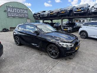 Unfallwagen BMW 1-serie 118i Autom. 100KW Clima Navi Led Executive 2018/2
