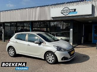 Vaurioauto  passenger cars Peugeot 208 1.2 PureTech Blue Lion Navigatie Airco Cruise 2016/11