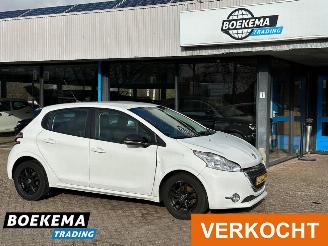 Vaurioauto  passenger cars Peugeot 208 1.2 e-VTi Active Automaat Navigatie Climate 2014/1
