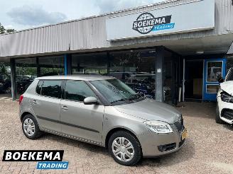 Damaged car Skoda Fabia 1.6-16V Ambiente Automaat Airco Stoelverwarming PDC Trekhaak 2008/10