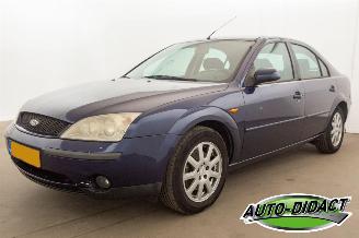 uszkodzony samochody osobowe Ford Mondeo 2.0-16V Trend Airco 2002/1