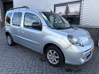 krockskadad bil auto Renault Kangoo 1.6 16V Privilege met Rolstoellift 2013/5