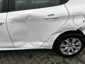 Peugeot 208 1.6 BlueHDi Blue Lease picture 18