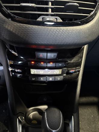 Peugeot 208 1.2 PureTech Automaat picture 6