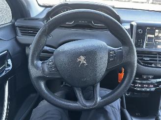 Peugeot 208 1.2 VTi Envy picture 19