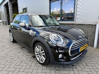 Vaurioauto  passenger cars Mini Cooper 1.5 Cooper Chili Serious Business 2017/6