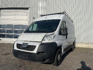 Damaged car Peugeot Boxer Boxer (U9) Bus 2.2 HDi 130 (22DT(4HH)) [96kW]  (03-2011/...) 2012/5