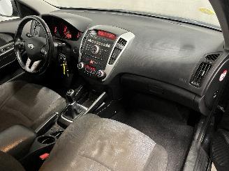 Kia Cee d Cee'd Sporty Wagon (EDF) Combi 1.4 16V (G4FA) [66kW]  (07-2009/12-2012=
) picture 13