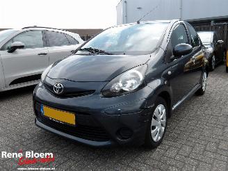 uszkodzony samochody osobowe Toyota Aygo 1.0 VVT-i Comfort Airco 5drs 2013/3