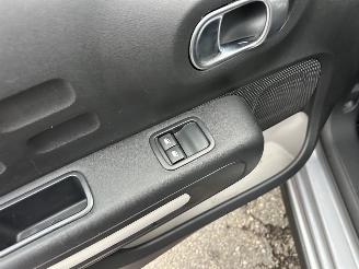 Citroën C3 Gereserveerd 1.2 PureTech 83pk C-Series - navi - line assist - clima - cruise - apple carpl - 66dkm nap - licht + regensensor picture 61