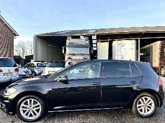 Voiture accidenté Volkswagen Golf 1.5 TSI 131pk 7-Traps aut + f1 comf bns 5drs - carplay - front assist - acc - pdc v+a - inkl trekh - privacy glass 2019/2