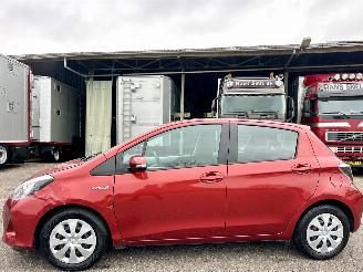 damaged passenger cars Toyota Yaris 1.5 Full Hybrid 89pk automaat Aspiration - nap - camera - clima + cruise contr - pdc - afn trek - boekjes + sleutels 2013/3