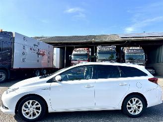 Vaurioauto  passenger cars Toyota Auris Touring Sports 1.8 Hybrid 123pk aut Lease pro - pano - nap - front + line + park assist - keyless entry + start - stoelverw 2015/12