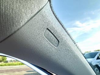 Volkswagen Up! 1.0i 65pk beats 5drs - nap - line assist - clima - cruise - pdc - privacy glass - subwoofer - licht + regensens picture 26