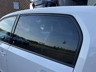 Volkswagen Up! 1.0i 65pk beats 5drs - nap - line assist - clima - cruise - pdc - privacy glass - subwoofer - licht + regensens picture 90