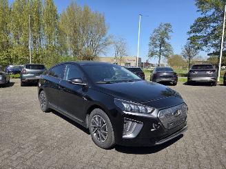 Schadeauto Hyundai Ioniq 100kw FEEL / NAVI / CAMERA / STOELVERW / 30 DKM 2022/3