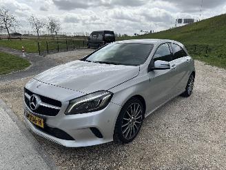 uszkodzony samochody osobowe Mercedes A-klasse 180 prestige automaat/navi/camera 2017/11