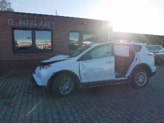 damaged passenger cars Toyota Rav-4 HYBRID EDITION S 4X4 2017/4