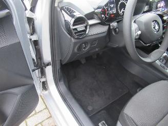 Skoda Fabia 1.0B Ambition 33.800km!!  Start&Stop Climatronic StoelVerwarming Keyless-Go  CruiseControl  Parktronic.... picture 7