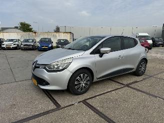 krockskadad bil auto Renault Clio 1.5 DCI Eco Expression 2015/9