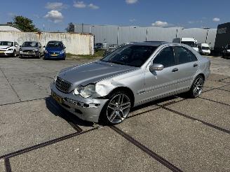 Damaged car Mercedes C-klasse 200 K Avantgarde 2000/8