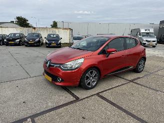 uszkodzony samochody osobowe Renault Clio 0.9 Tce Expression 2013/6