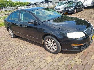 krockskadad bil auto Volkswagen Passat 1.6 FSI Trendline Sedan 6 bak 2005/6