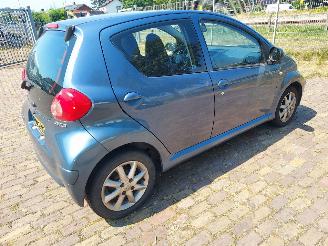 Toyota Aygo 5 deurs 900 euro minimum prijs picture 3