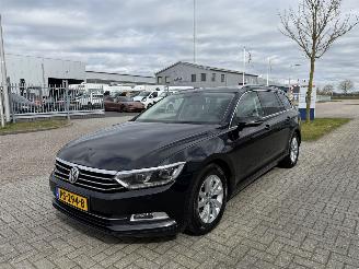 Voiture accidenté Volkswagen Passat 1.6 TDI 88Kw DSG Clima - Navi 2017/9