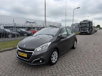 uszkodzony samochody osobowe Peugeot 208 1.6 HDI 74Kw Navi - Airco 2017/12