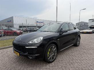 Vaurioauto  passenger cars Porsche Cayenne 3.0 S E-Hybrid 2015/6