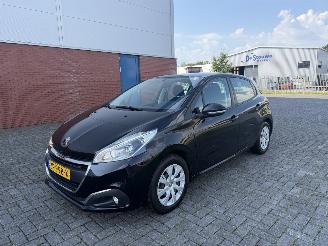Vaurioauto  passenger cars Peugeot 208 1.2 Pure Tech 60Kw AIRCO 2016/3