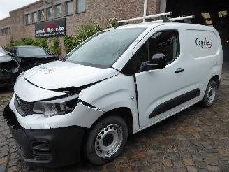 uszkodzony samochody osobowe Peugeot Partner Premium L1 2022/9