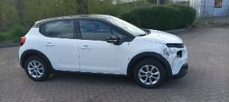krockskadad bil auto Citroën C3 Shine 1.5-Diesel 102pk Climatecontrol CruiseControl Stoelverwarming Lichtautomaat Regensensor Lichtautomaat Mistlampen Afneembare trekhaak 2018/10