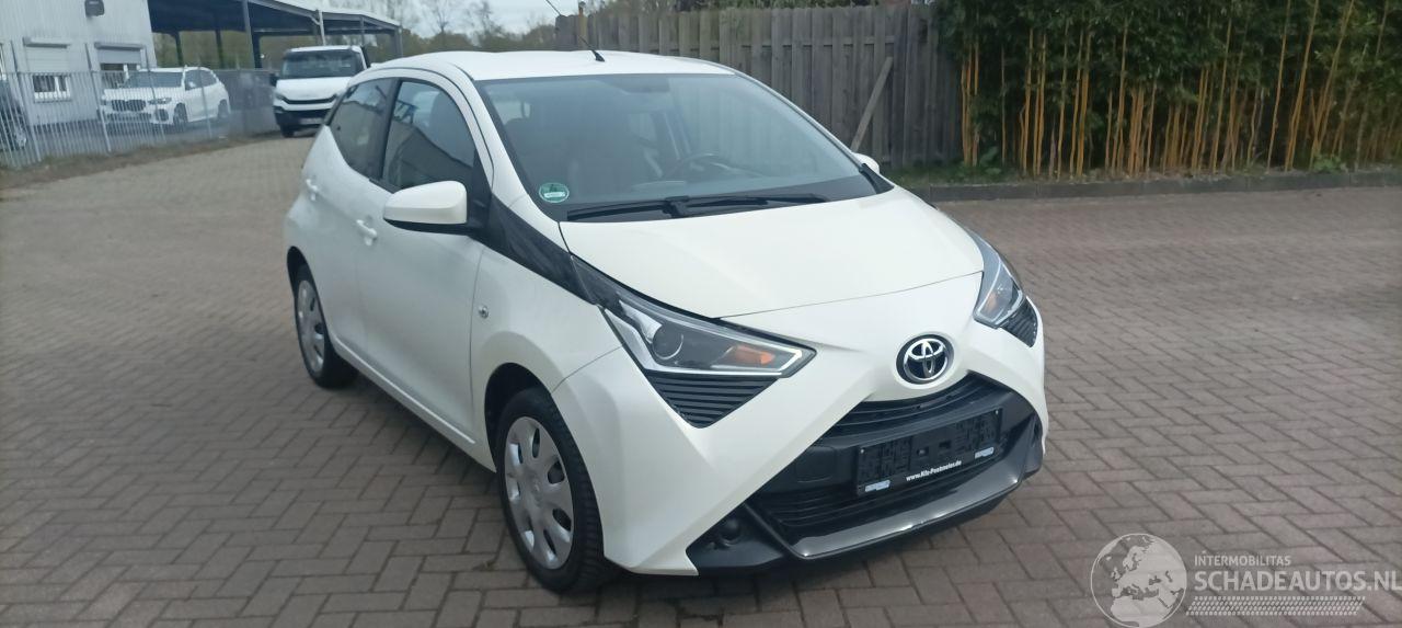 Toyota Aygo X-Play 1.0-VVT-i 72pk Airco Led koplampen Led achterlichten Elek-ramen elektrische buitenspiegels centrale deurvergrendeling met afstandsbediening Hoogglans buiten design Deelbare achterbank