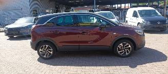 Vaurioauto  passenger cars Opel Crossland Innovation uitvoering 1.2-turbo 110pk Automaat Navi Led koplampen led achterlichten leder Privacy glas stoelverwarming stuurwiel verwarming voorruit verwarming Trekhaak 16-inch hoogglans velgen Parkeersensoren voor en achter 2018/4