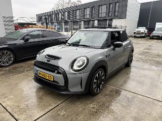 Schadeauto Mini Electric Camden Edition 33 kWh PANO - NAVI - CAMERA - LEDER 2021/12