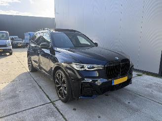 krockskadad bil auto BMW X7 xDrive 40i High Executive -PANO-LEDER-360 CAMERA-4 Wielbesturing 2022/2