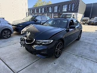 skadebil auto BMW 3-serie 330e High Executive M HUD - SCHUIFDAK - KEYLESS 2019/10