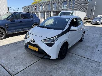 krockskadad bil auto Toyota Aygo 1.0 VVT-i x-Play Limited AIRCO - CENTRAAL - LED 2020/1