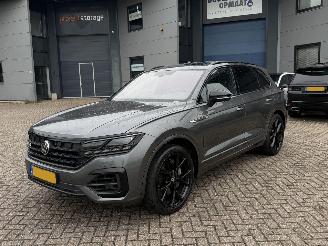 krockskadad bil auto Volkswagen Touareg 3.0 TSI R 4Motion Hybrid 544Pk Pano DynAudio Sfeerverlichting Head-Up 2021/10