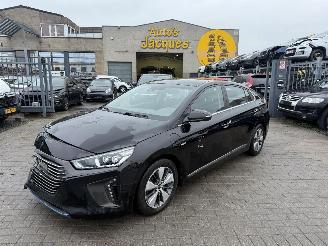 Damaged car Hyundai Ioniq PLUG IN - HYBRID 2019/3