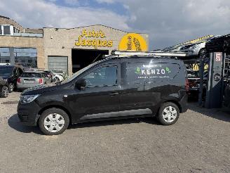 krockskadad bil auto Renault Express 1.5 ENGINE OUT 2021/11